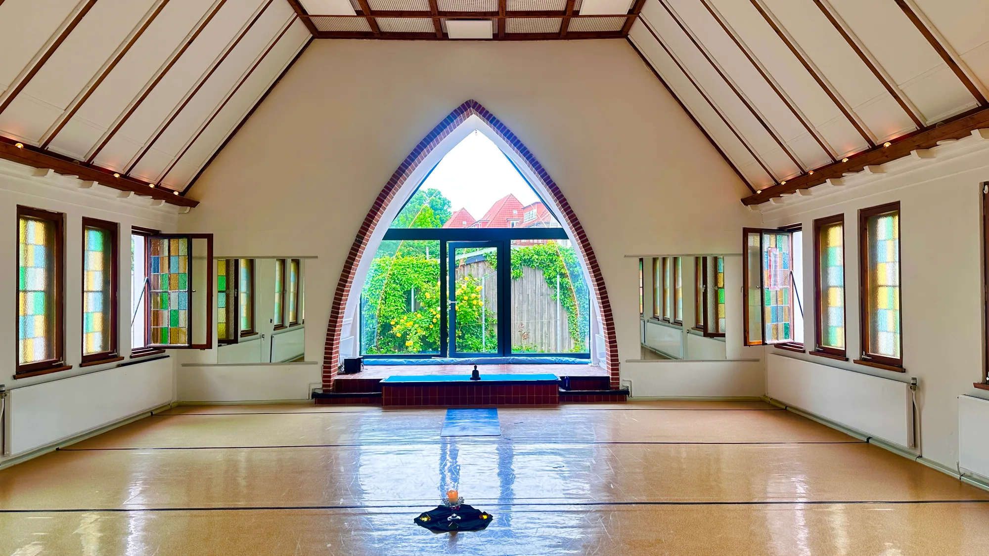Vielklang Eutin – heller Yogaraum mit Spitzbogenfenster