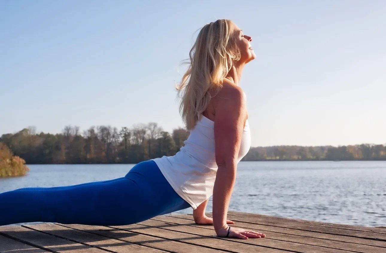 Suzanne Maria Kern beim Yoga am See